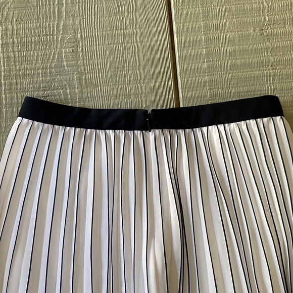 ** SOLD ** Pleated White & Navy Striped Midi Skirt - Picture 5 of 8